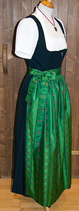 schwarzes-dirndl-mit-gruner-schurze-23_4 Schwarzes dirndl mit grüner schürze