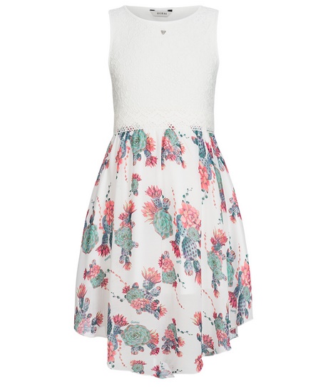 Weißes kleid mit blumenmuster