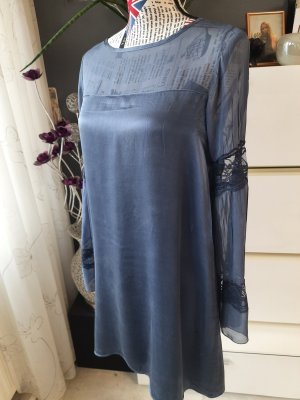 Dunkelblaues seidenkleid