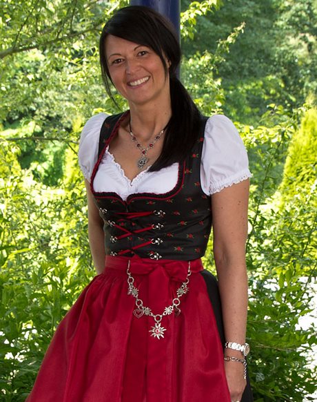 rotes-dirndl-mit-schwarzer-schurze-37_13 Rotes dirndl mit schwarzer schürze