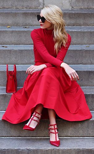 Rotes kleid mit blumen