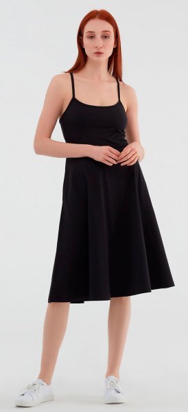 Schwarzes kleid mit trägern