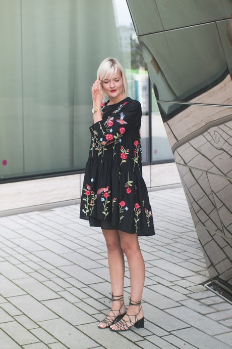 schwarzes-kleid-mit-rosen-33_5 Schwarzes kleid mit rosen