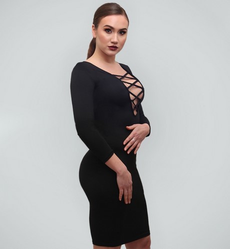Langärmliges rückenfreies kleid