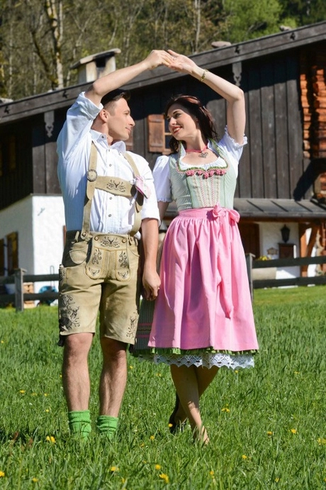 traditionelles-bayrisches-dirndl-55_12-5 Traditionelles bayrisches dirndl