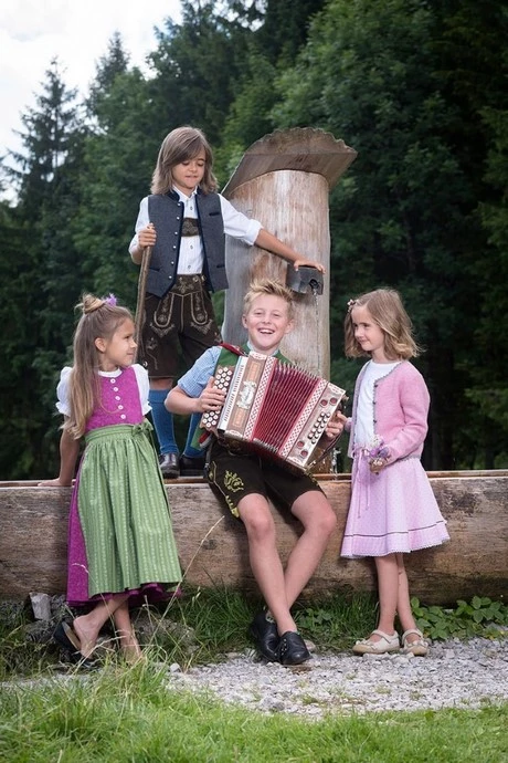 traditionelles-bayrisches-dirndl-55_7-14 Traditionelles bayrisches dirndl